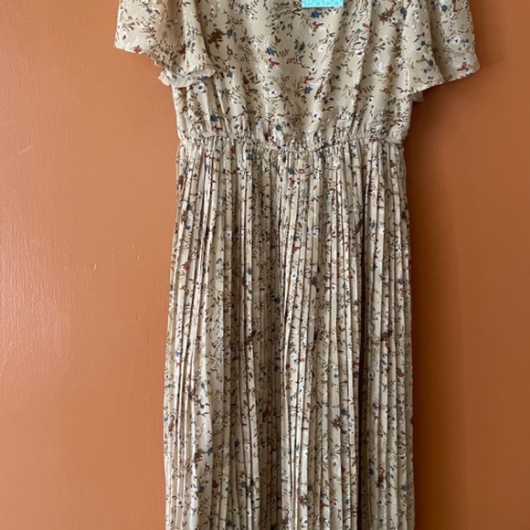 NWT Floral Pleated Skirt Short Sleeve Dress - Picture 4 of 7